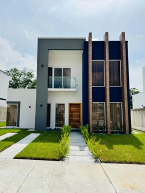 Hermosa casa moderna con piscina